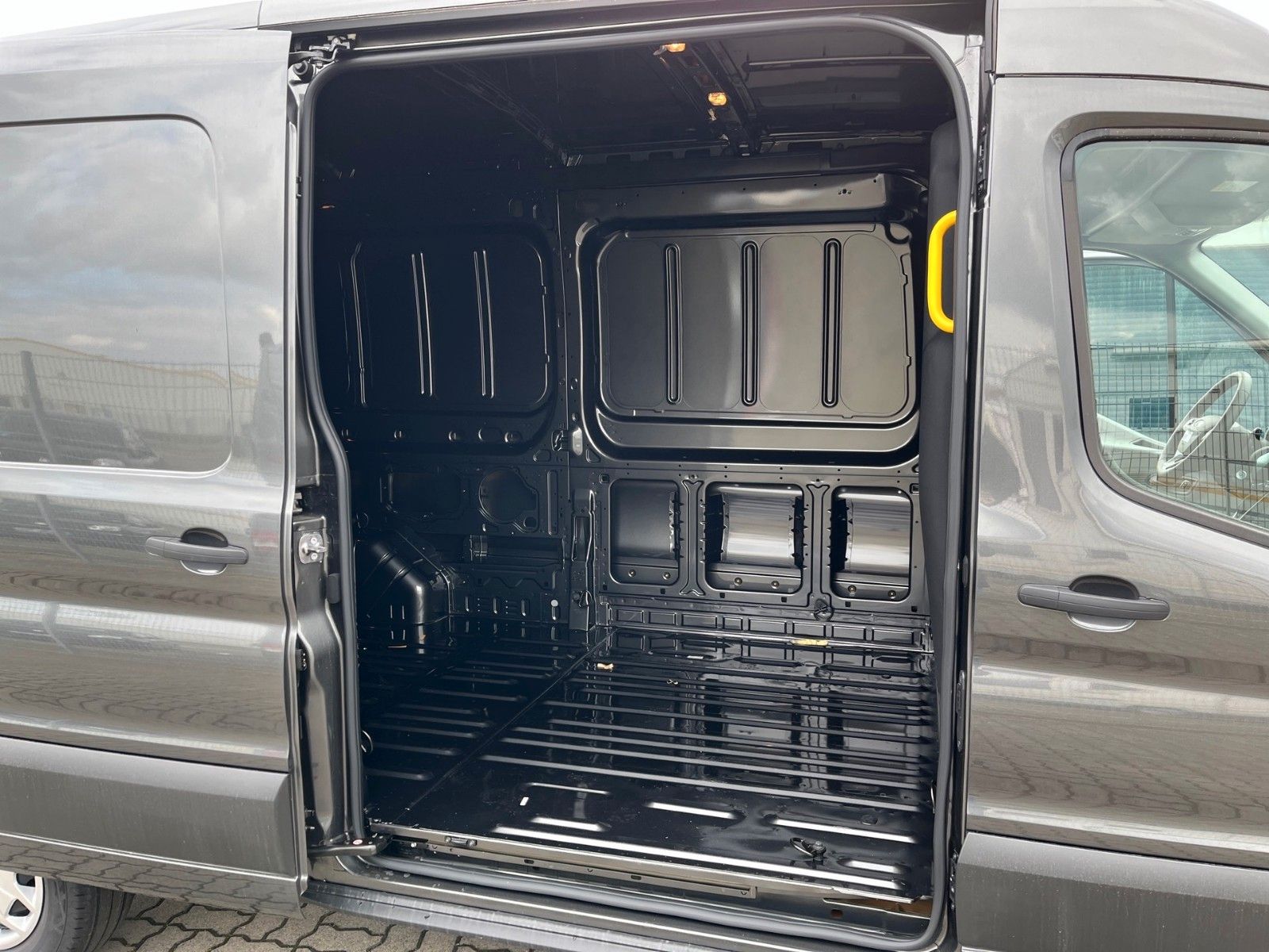 Fahrzeugabbildung Ford Ford Transit 350 L3 H2  Kasten Trend EINZELSITZ